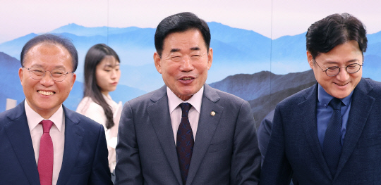 지난 9월27일 국회에서 열린 김진표(가운데) 국회의장 주재 양당 원내대표 회동에서 윤재옥(왼쪽) 국민의힘 원내대표와 홍익표(오른쪽) 더불어민주당 원내대표가 김 의장과 함께 기념촬영을 하고 있다.<연합뉴스 사진>